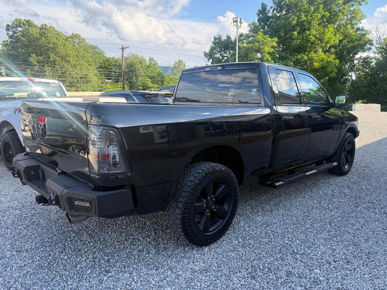 RAM 1500 4WD Crew Cab 140.5" Express 2017
