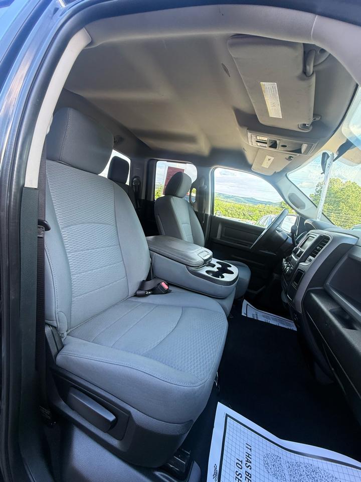 RAM 1500 4WD Crew Cab 140.5" Express 2017