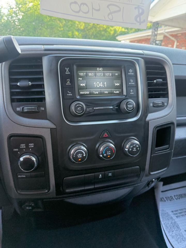RAM 1500 4WD Crew Cab 140.5" Express 2017