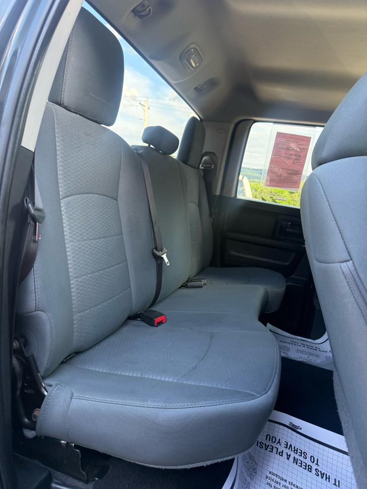 RAM 1500 4WD Crew Cab 140.5" Express 2017