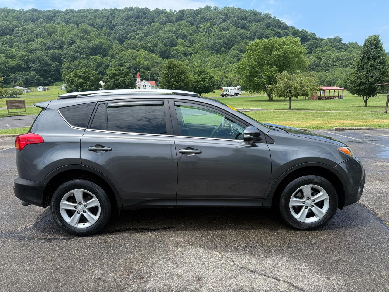 Toyota RAV4 XLE FWD 2014