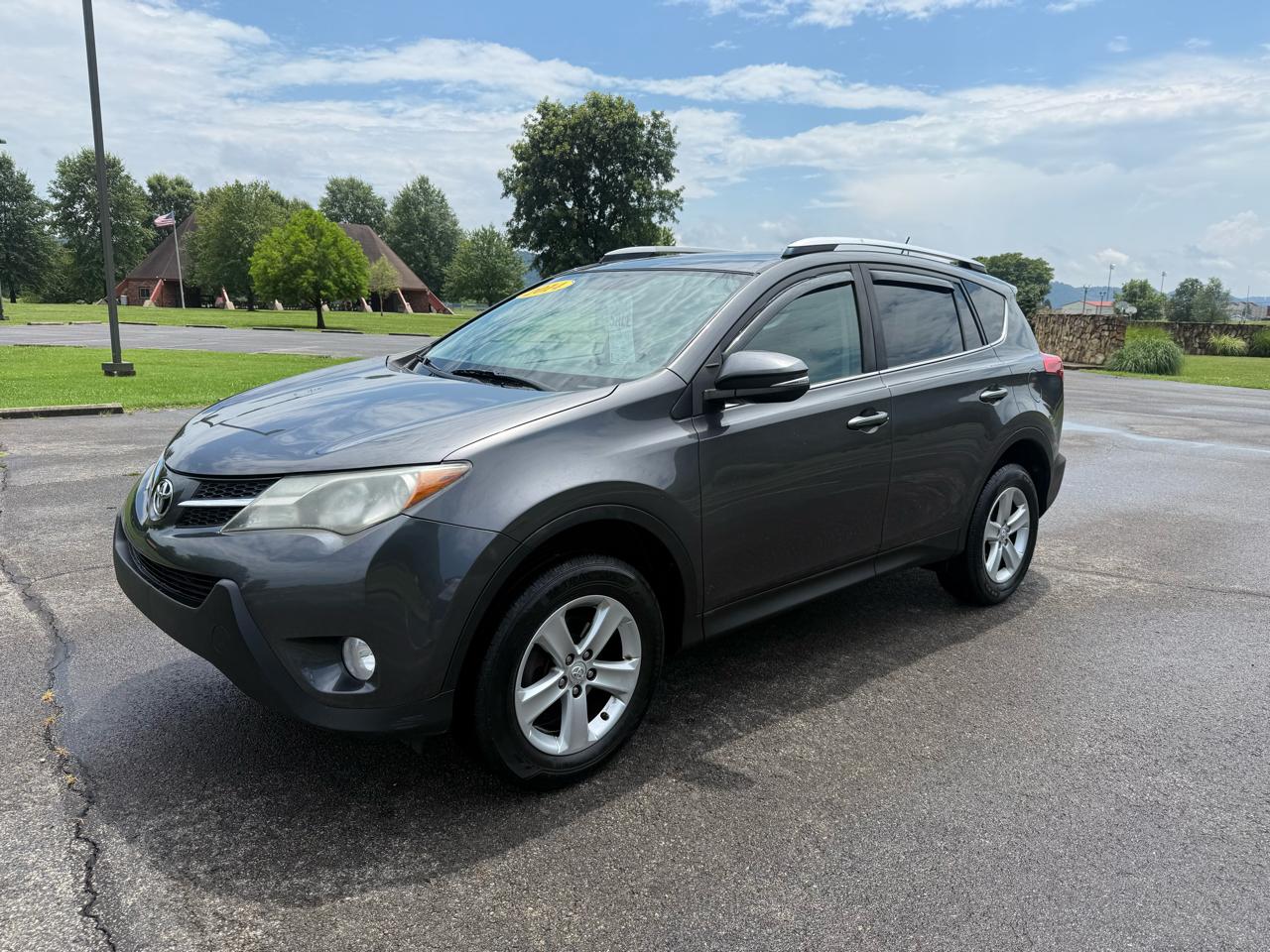 Toyota RAV4 XLE FWD 2014