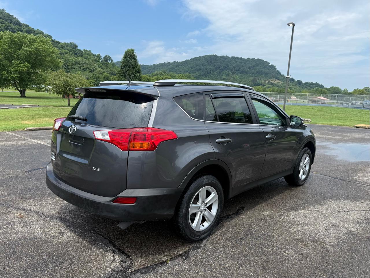 Toyota RAV4 XLE FWD 2014