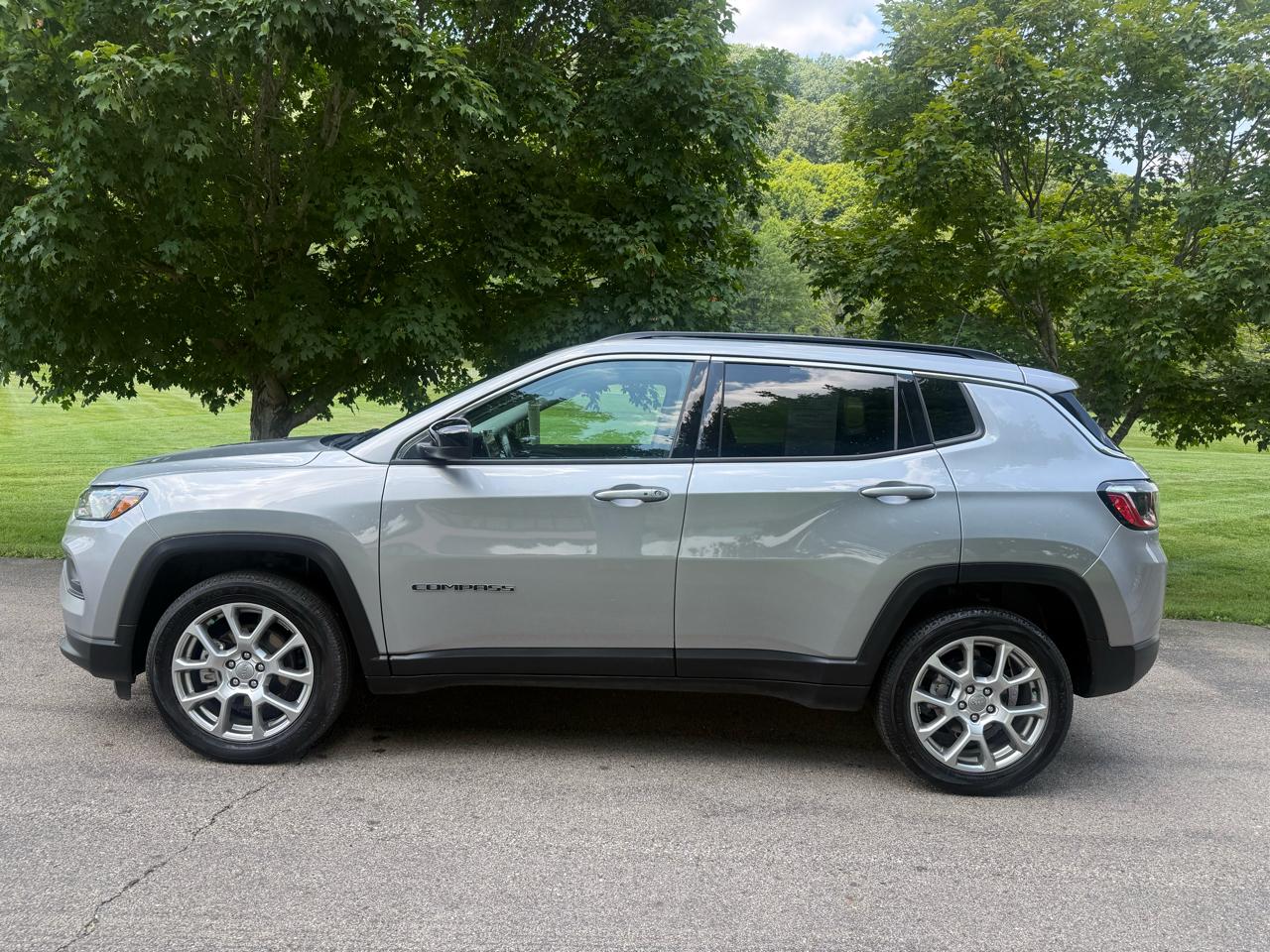 Jeep Compass Latitude LUX 4D SUV 4WD 2022