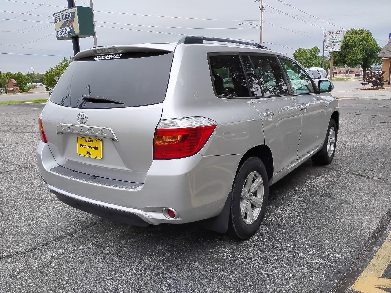 Toyota Highlander Base 2WD V6 2010
