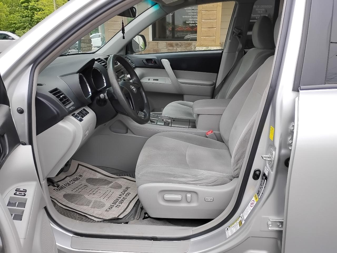 Toyota Highlander Base 2WD V6 2010