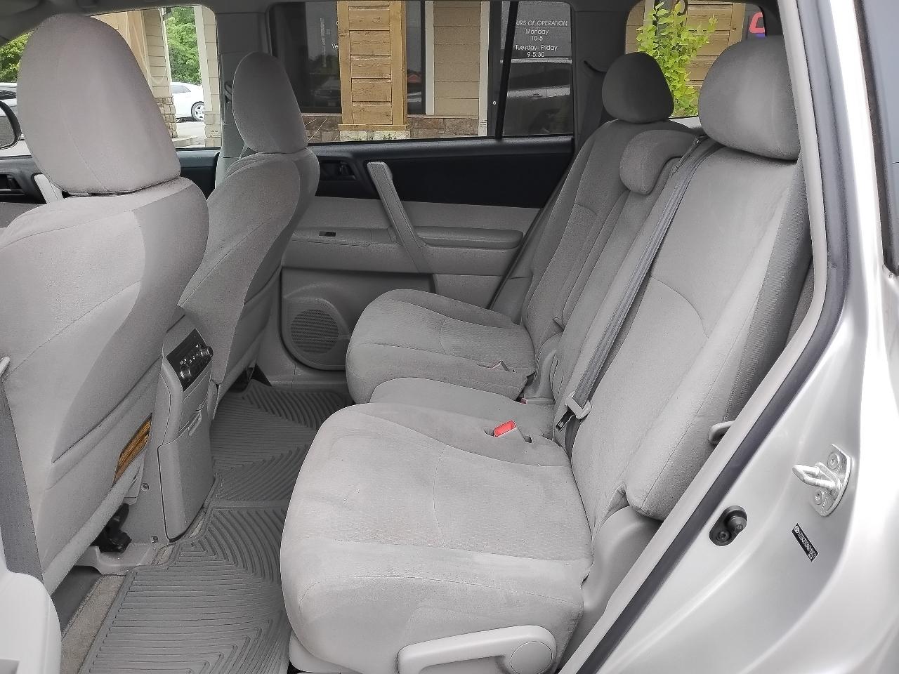Toyota Highlander Base 2WD V6 2010