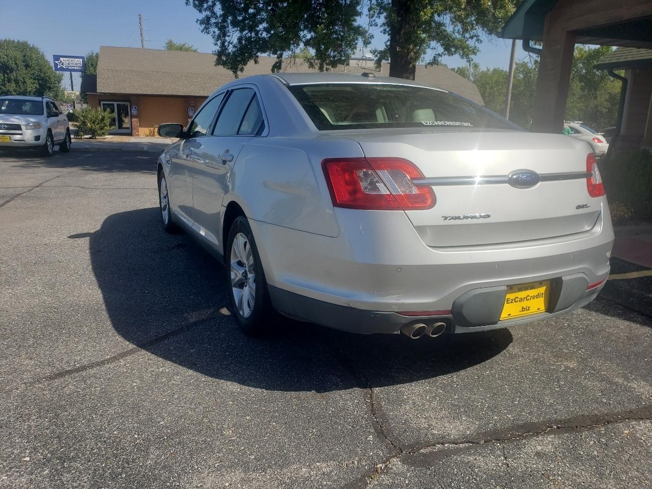 Ford Taurus SEL FWD 2010