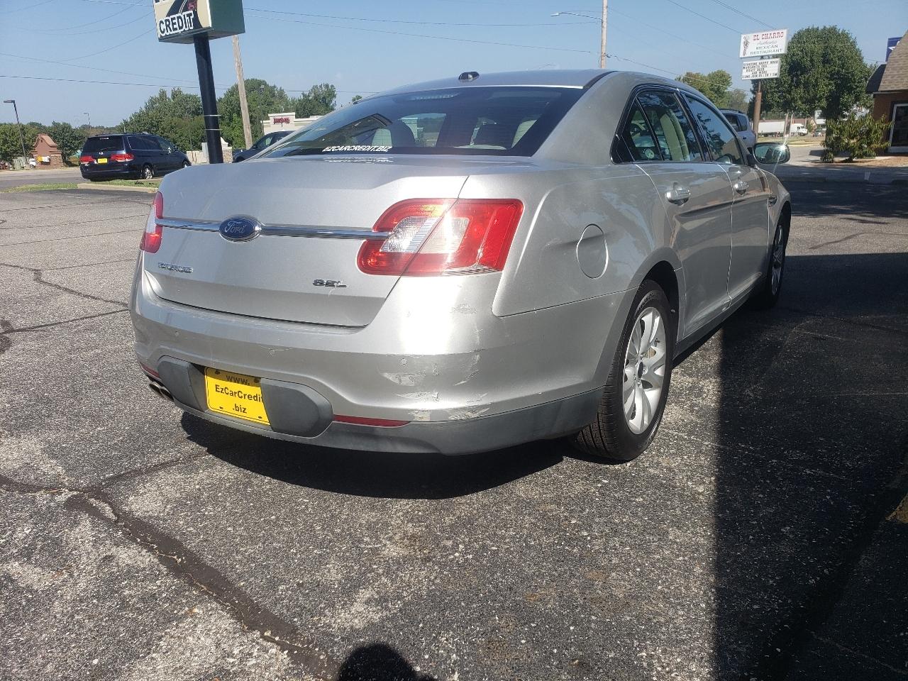 Ford Taurus SEL FWD 2010