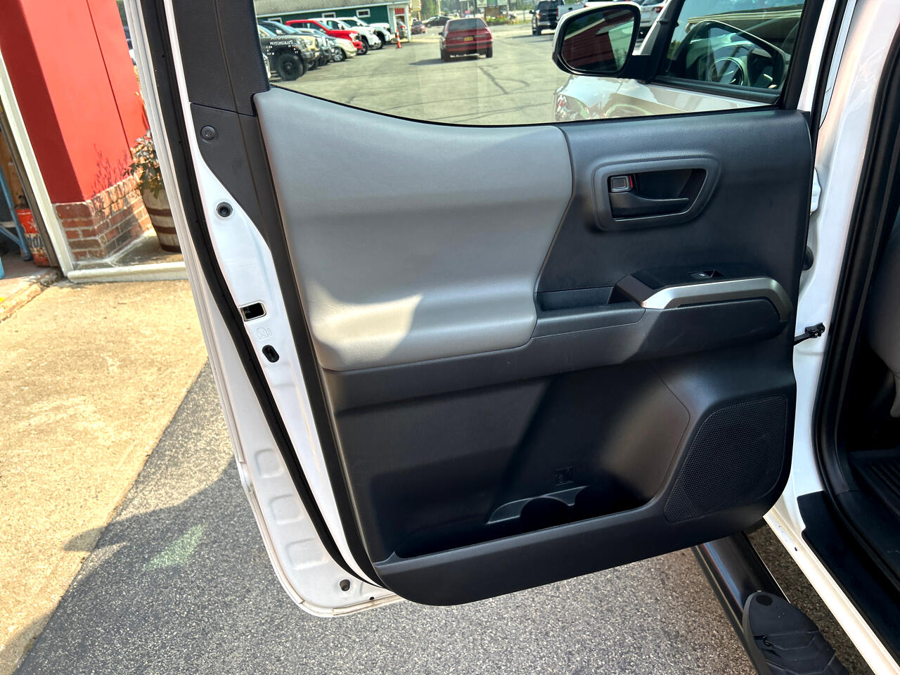 Toyota Tacoma 4WD SR5 Double Cab 5' Bed V6 AT (Natl) 2022 Toyota Tacoma 4WD SR5 Double Cab 5' Bed V6 AT (Natl) 2022