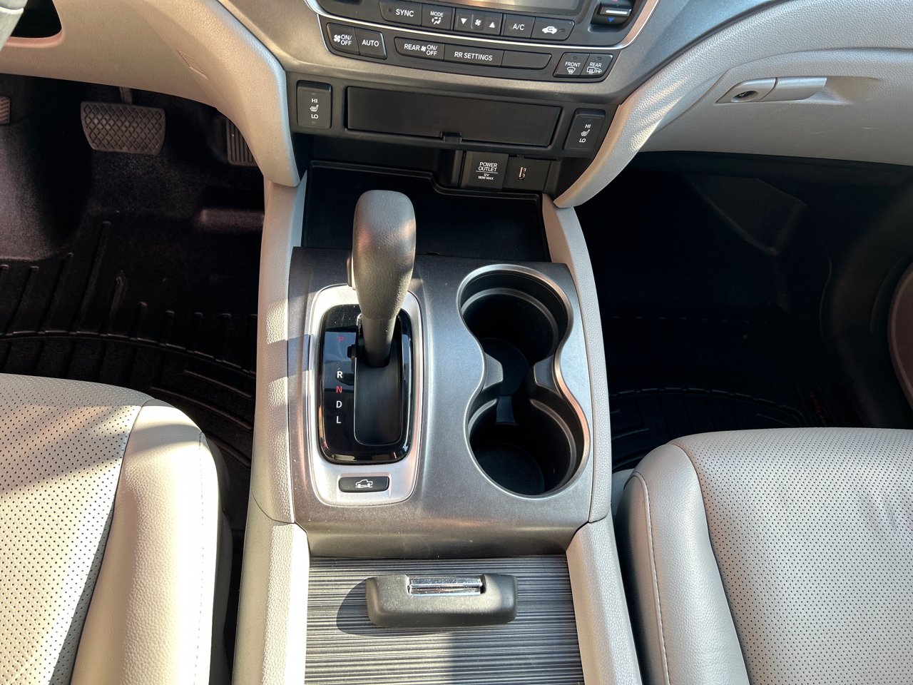 Honda Ridgeline RTL-T 4x4 Crew Cab 5.3' Bed 2017 Honda Ridgeline RTL-T 4x4 Crew Cab 5.3' Bed 2017