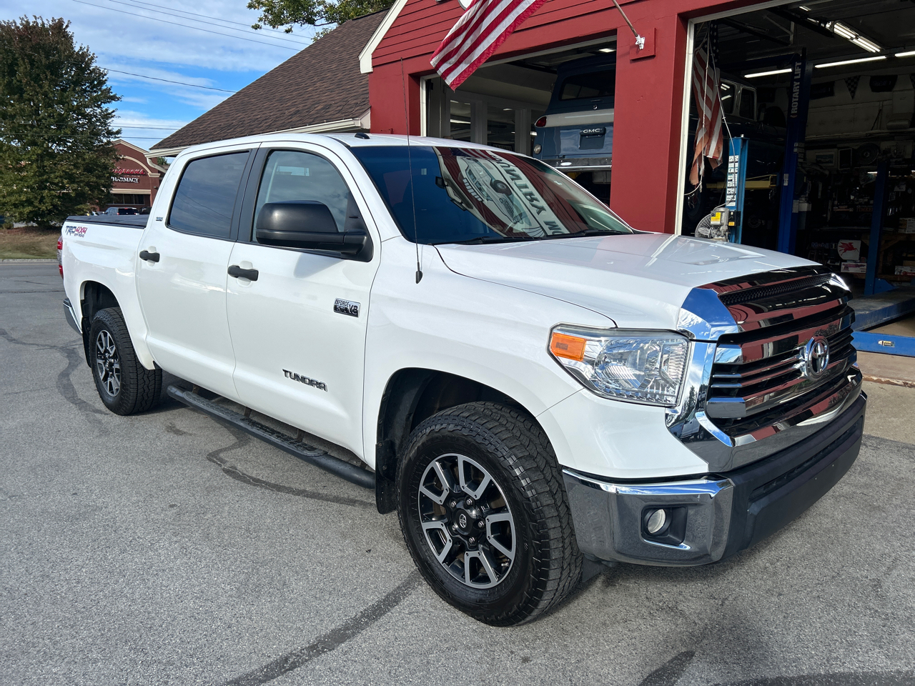 Toyota Tundra 4WD SR5 CrewMax 5.5' Bed 5.7L (Natl) 2017 Toyota Tundra 4WD SR5 CrewMax 5.5' Bed 5.7L (Natl) 2017