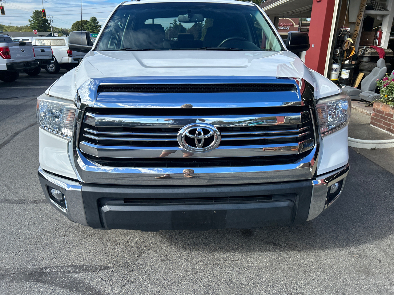 Toyota Tundra 4WD SR5 CrewMax 5.5' Bed 5.7L (Natl) 2017 Toyota Tundra 4WD SR5 CrewMax 5.5' Bed 5.7L (Natl) 2017
