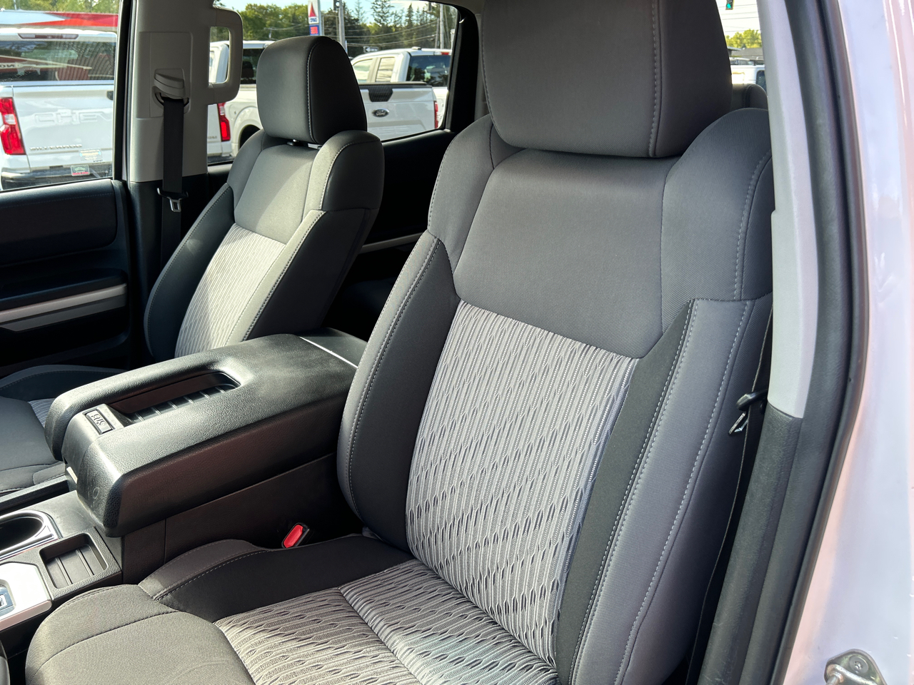 Toyota Tundra 4WD SR5 CrewMax 5.5' Bed 5.7L (Natl) 2017 Toyota Tundra 4WD SR5 CrewMax 5.5' Bed 5.7L (Natl) 2017