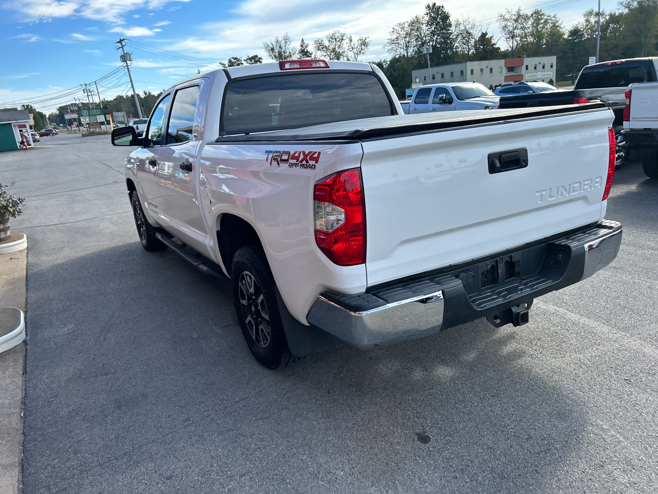 Toyota Tundra 4WD SR5 CrewMax 5.5' Bed 5.7L (Natl) 2017 Toyota Tundra 4WD SR5 CrewMax 5.5' Bed 5.7L (Natl) 2017