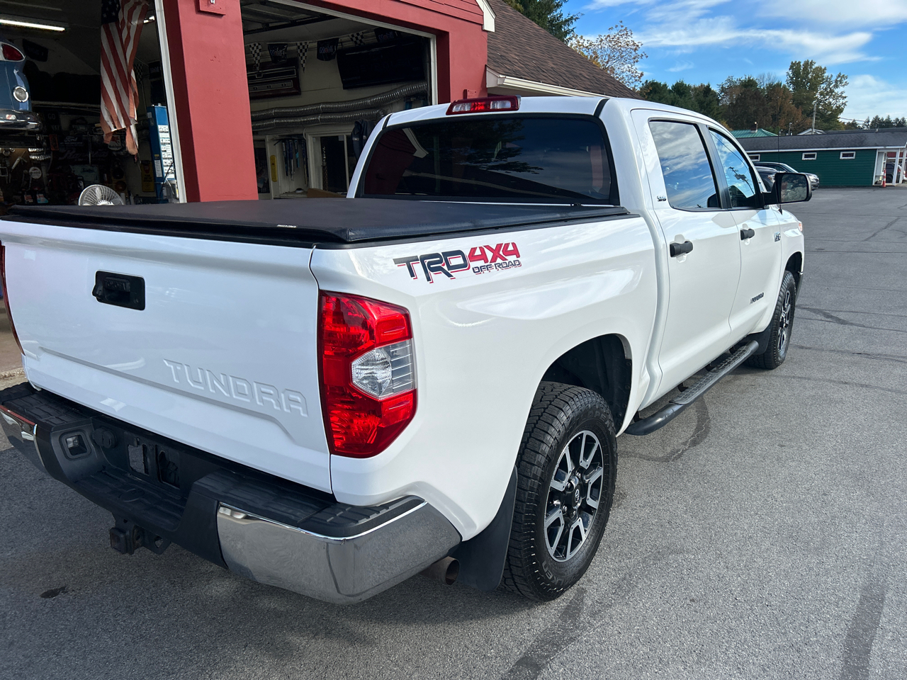 Toyota Tundra 4WD SR5 CrewMax 5.5' Bed 5.7L (Natl) 2017 Toyota Tundra 4WD SR5 CrewMax 5.5' Bed 5.7L (Natl) 2017