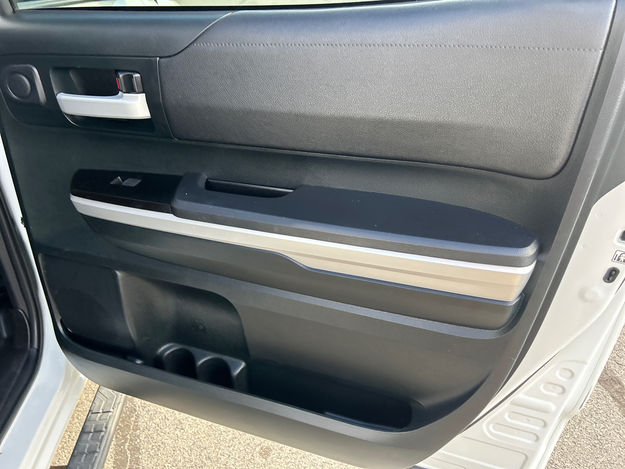 Toyota Tundra 4WD SR5 CrewMax 5.5' Bed 5.7L (Natl) 2017 Toyota Tundra 4WD SR5 CrewMax 5.5' Bed 5.7L (Natl) 2017