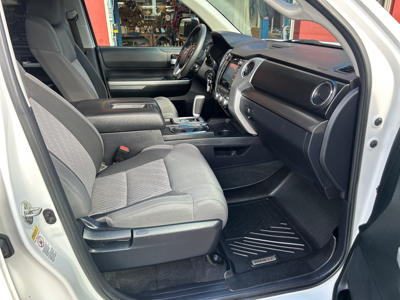 Toyota Tundra 4WD SR5 CrewMax 5.5' Bed 5.7L (Natl) 2017 Toyota Tundra 4WD SR5 CrewMax 5.5' Bed 5.7L (Natl) 2017