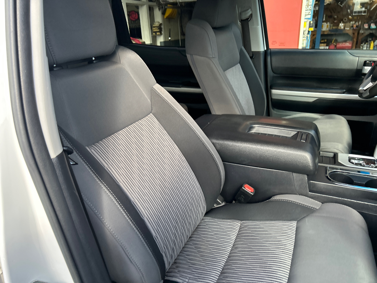 Toyota Tundra 4WD SR5 CrewMax 5.5' Bed 5.7L (Natl) 2017 Toyota Tundra 4WD SR5 CrewMax 5.5' Bed 5.7L (Natl) 2017