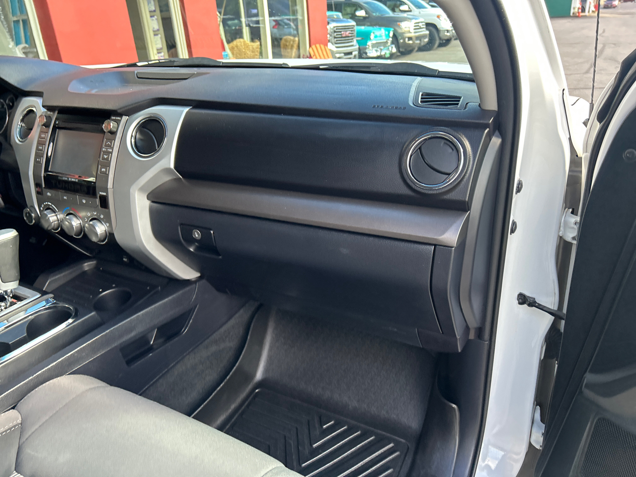 Toyota Tundra 4WD SR5 CrewMax 5.5' Bed 5.7L (Natl) 2017 Toyota Tundra 4WD SR5 CrewMax 5.5' Bed 5.7L (Natl) 2017