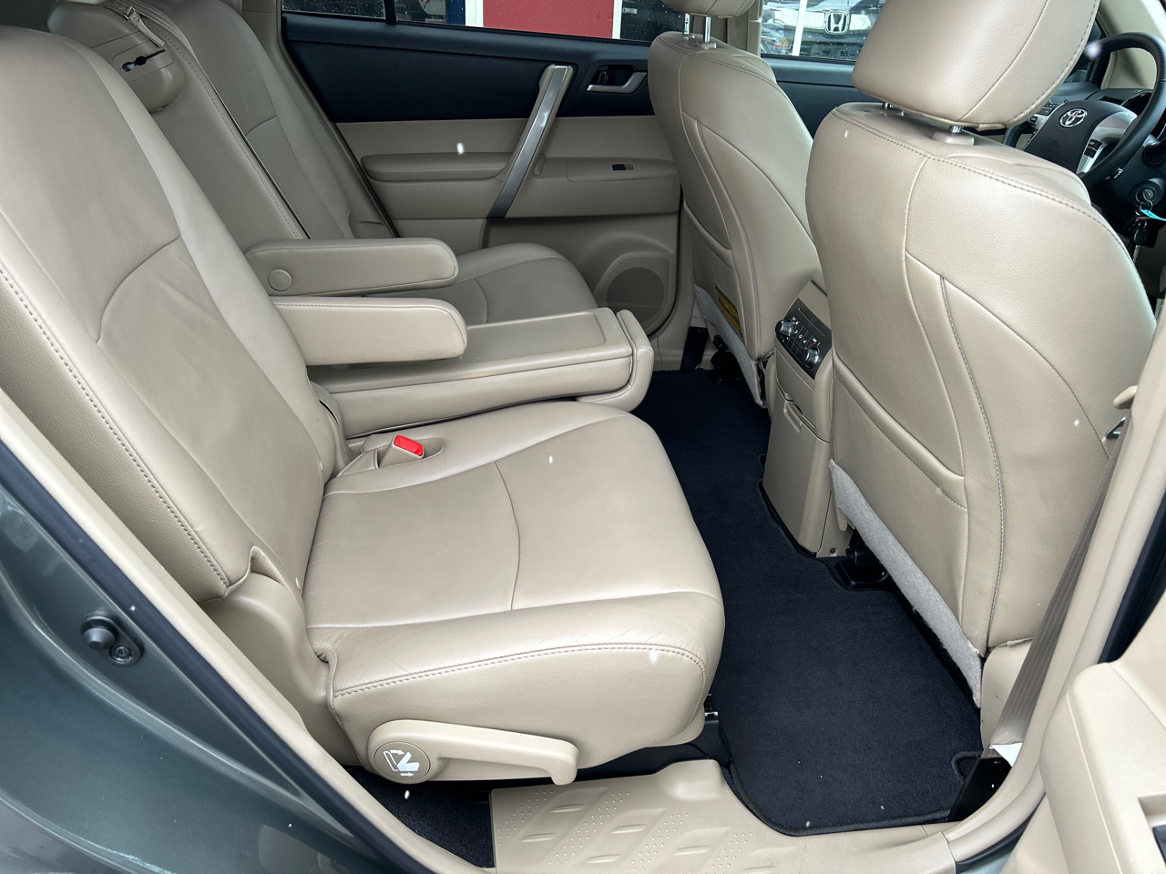 Toyota Highlander 4WD 4dr V6 (Natl) 2013