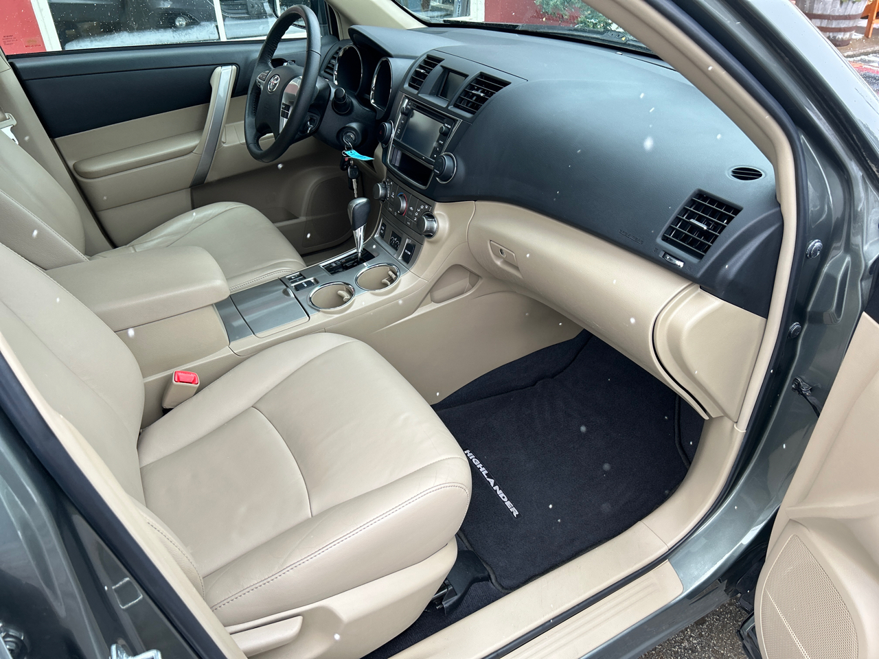 Toyota Highlander 4WD 4dr V6 (Natl) 2013