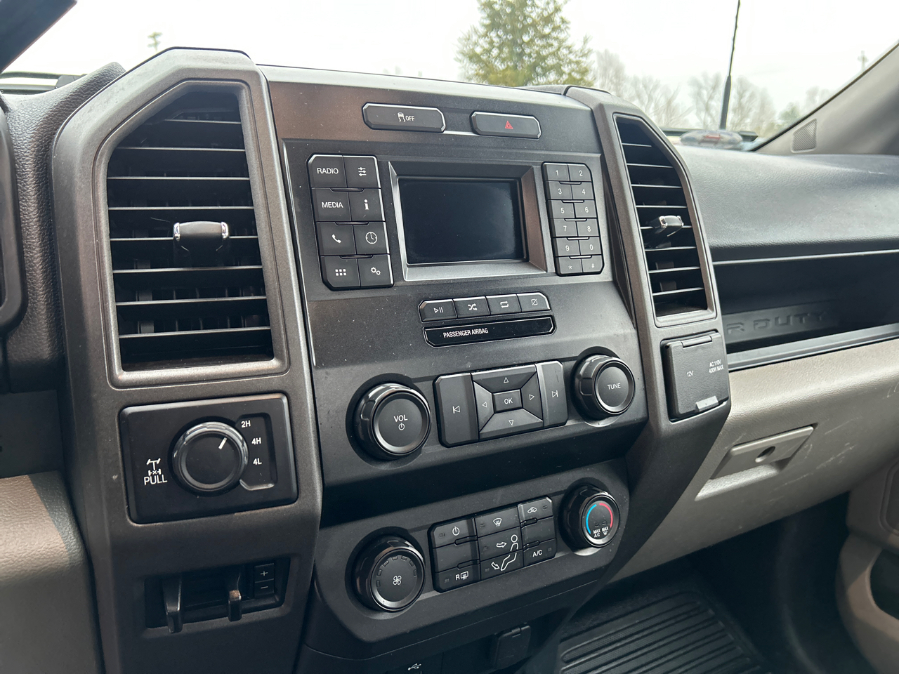 Ford Super Duty F-250 SRW XL 4WD Reg Cab 8' Box 2022