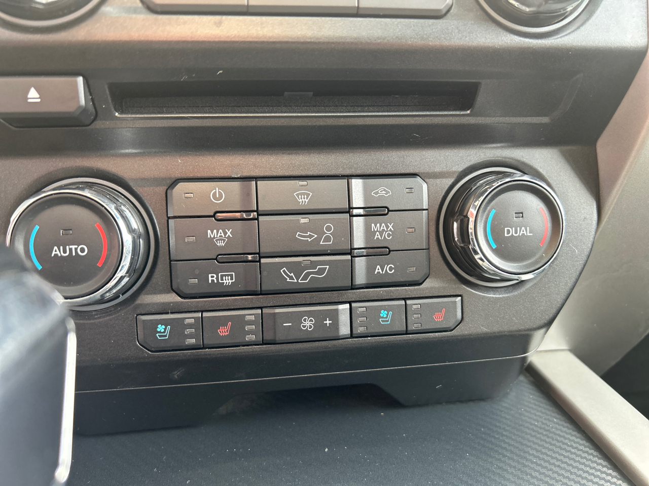 Ford F-150 4WD SuperCrew 139" Lariat 2018