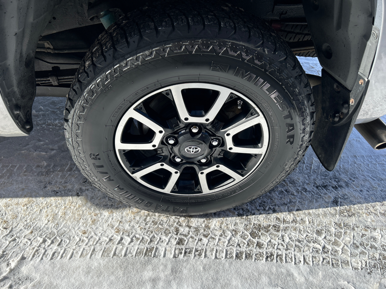 Toyota Tundra 4WD Truck Double Cab 5.7L FFV V8 6-Spd AT SR5 (Natl) 2016