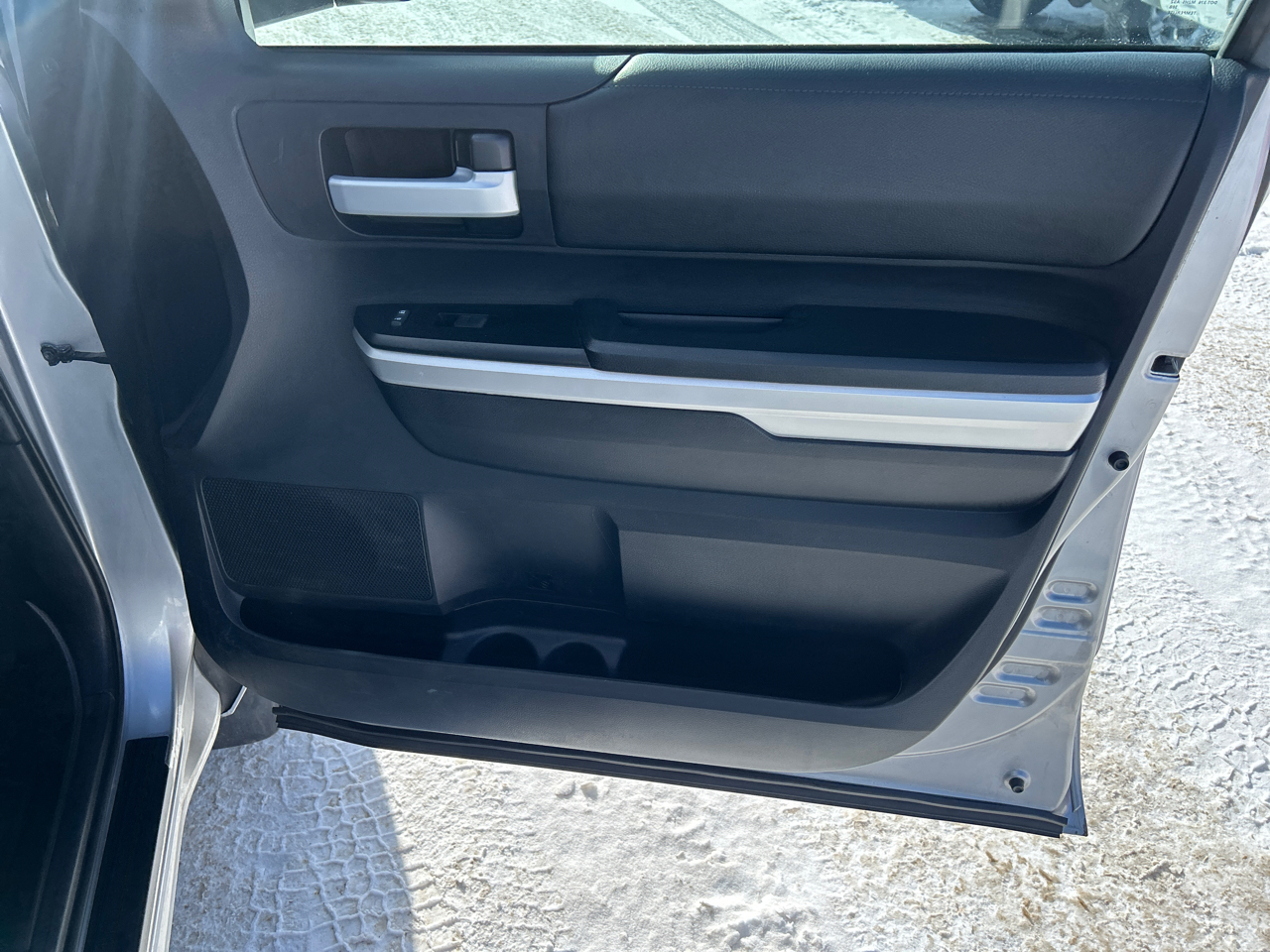 Toyota Tundra 4WD Truck Double Cab 5.7L FFV V8 6-Spd AT SR5 (Natl) 2016