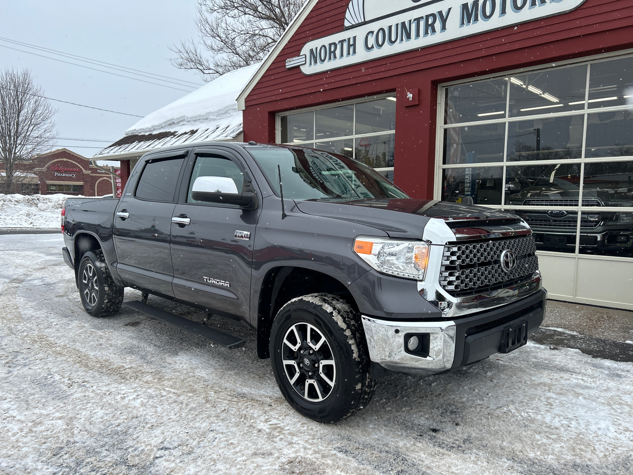 Toyota Tundra 4WD Limited CrewMax 5.5' Bed 5.7L (Natl) 2017