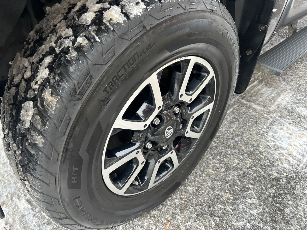 Toyota Tundra 4WD Limited CrewMax 5.5' Bed 5.7L (Natl) 2017