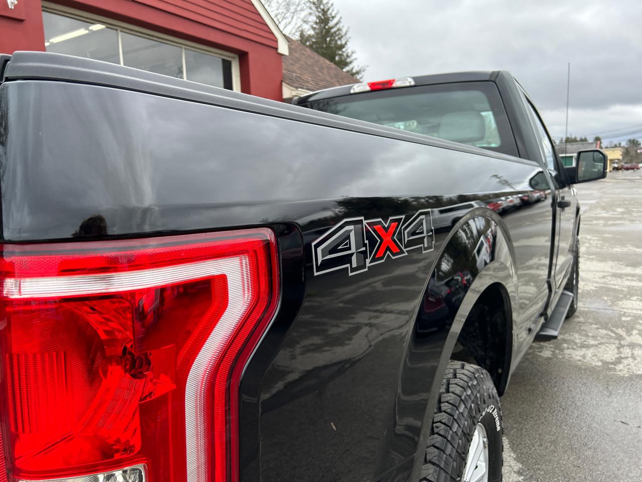 Ford F-150 4WD Reg Cab 145" XLT 2017