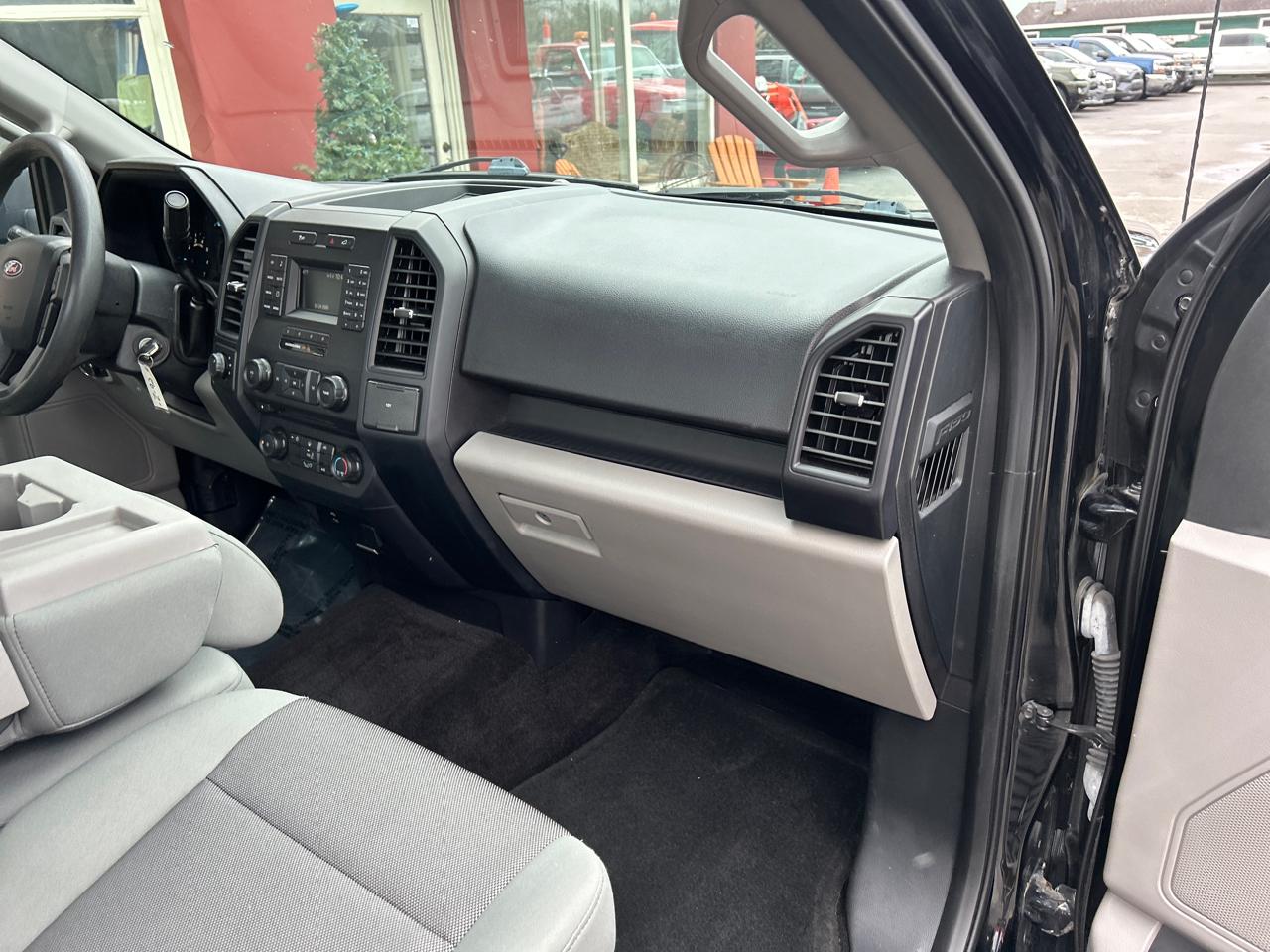 Ford F-150 4WD Reg Cab 145" XLT 2017