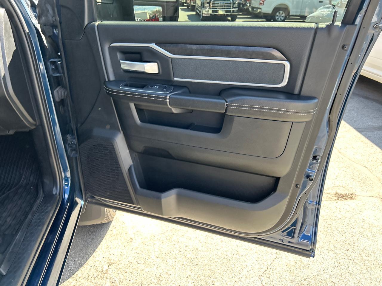 RAM 2500 Big Horn 4x4 Crew Cab 6'4" Box 2023