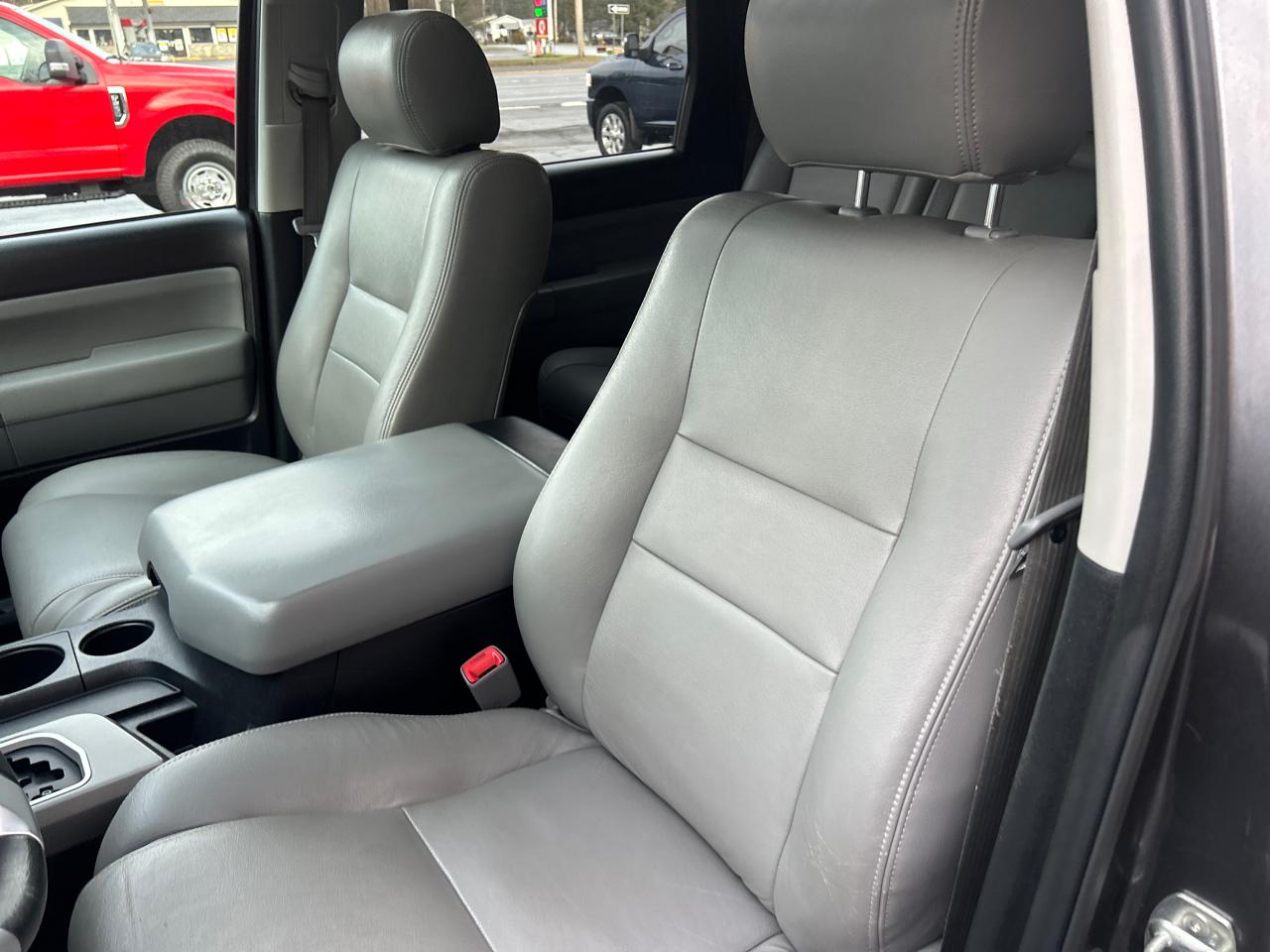 Toyota Sequoia 4WD 5.7L SR5 (Natl) 2015