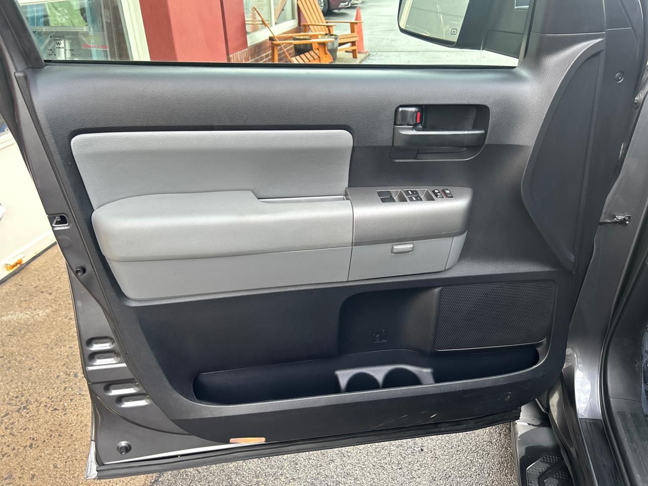 Toyota Sequoia 4WD 5.7L SR5 (Natl) 2015