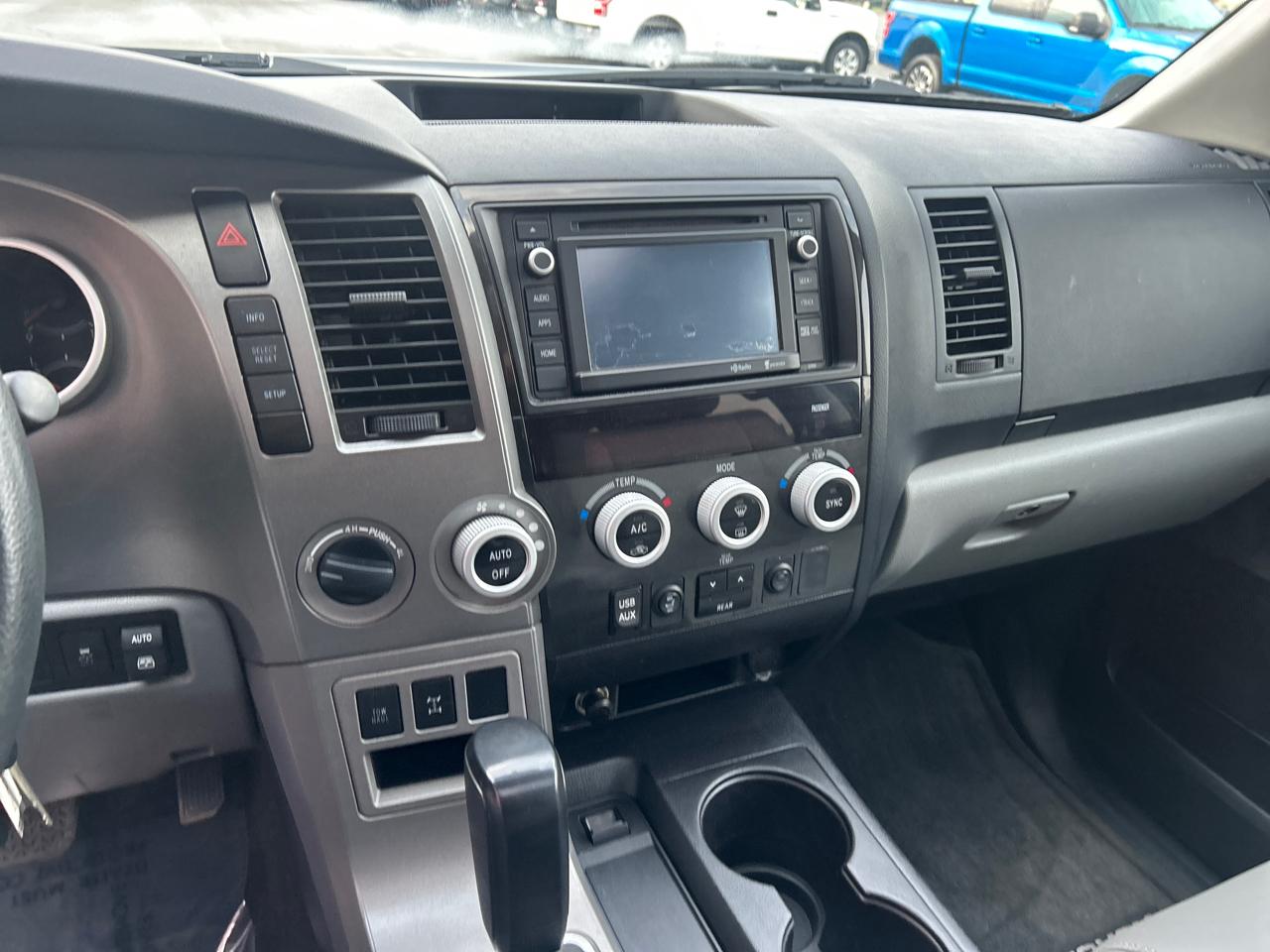 Toyota Sequoia 4WD 5.7L SR5 (Natl) 2015