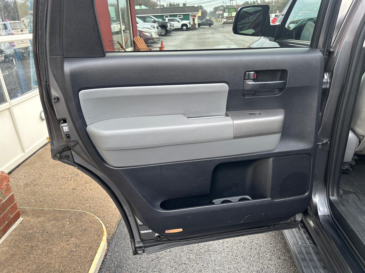 Toyota Sequoia 4WD 5.7L SR5 (Natl) 2015