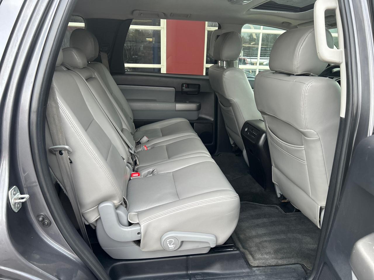 Toyota Sequoia 4WD 5.7L SR5 (Natl) 2015