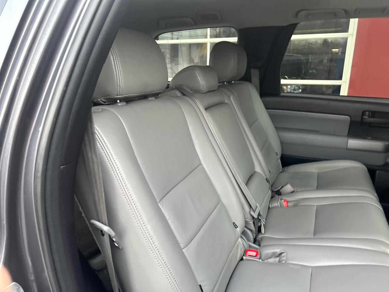 Toyota Sequoia 4WD 5.7L SR5 (Natl) 2015