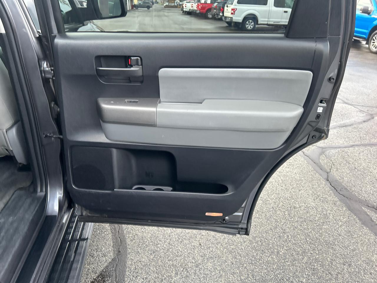 Toyota Sequoia 4WD 5.7L SR5 (Natl) 2015