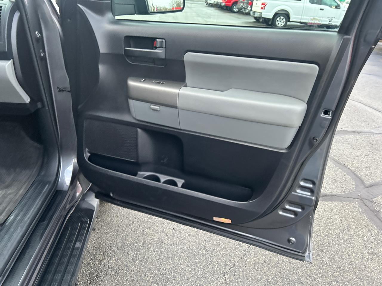 Toyota Sequoia 4WD 5.7L SR5 (Natl) 2015