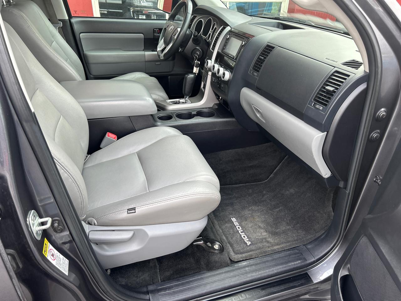 Toyota Sequoia 4WD 5.7L SR5 (Natl) 2015