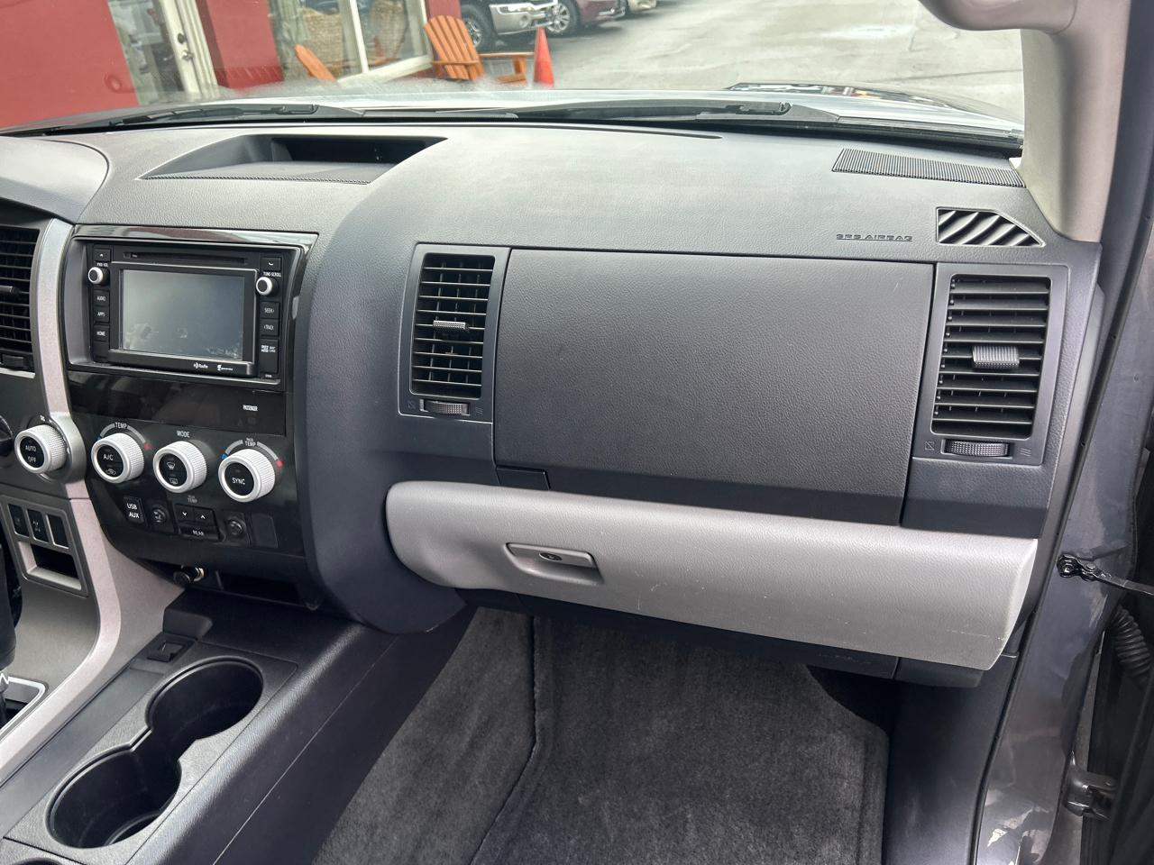 Toyota Sequoia 4WD 5.7L SR5 (Natl) 2015