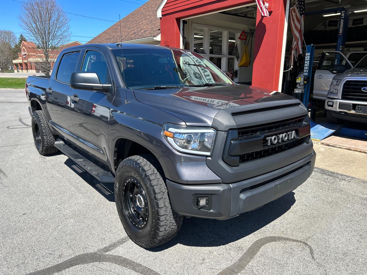 Toyota Tundra 4WD Truck CrewMax 5.7L FFV V8 6-Spd AT SR5 (Natl) 2016
