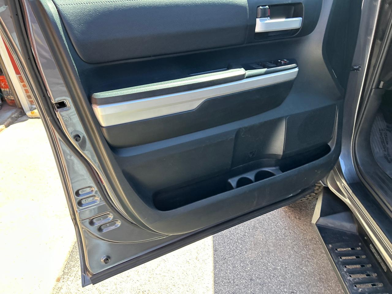 Toyota Tundra 4WD Truck CrewMax 5.7L FFV V8 6-Spd AT SR5 (Natl) 2016