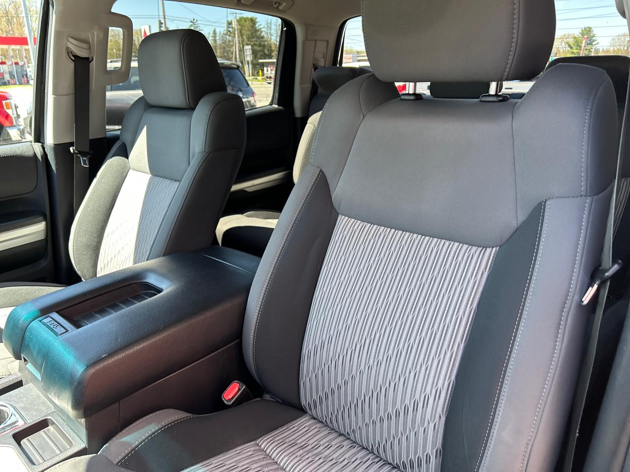 Toyota Tundra 4WD Truck CrewMax 5.7L FFV V8 6-Spd AT SR5 (Natl) 2016