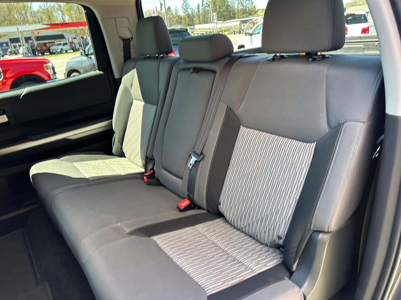 Toyota Tundra 4WD Truck CrewMax 5.7L FFV V8 6-Spd AT SR5 (Natl) 2016