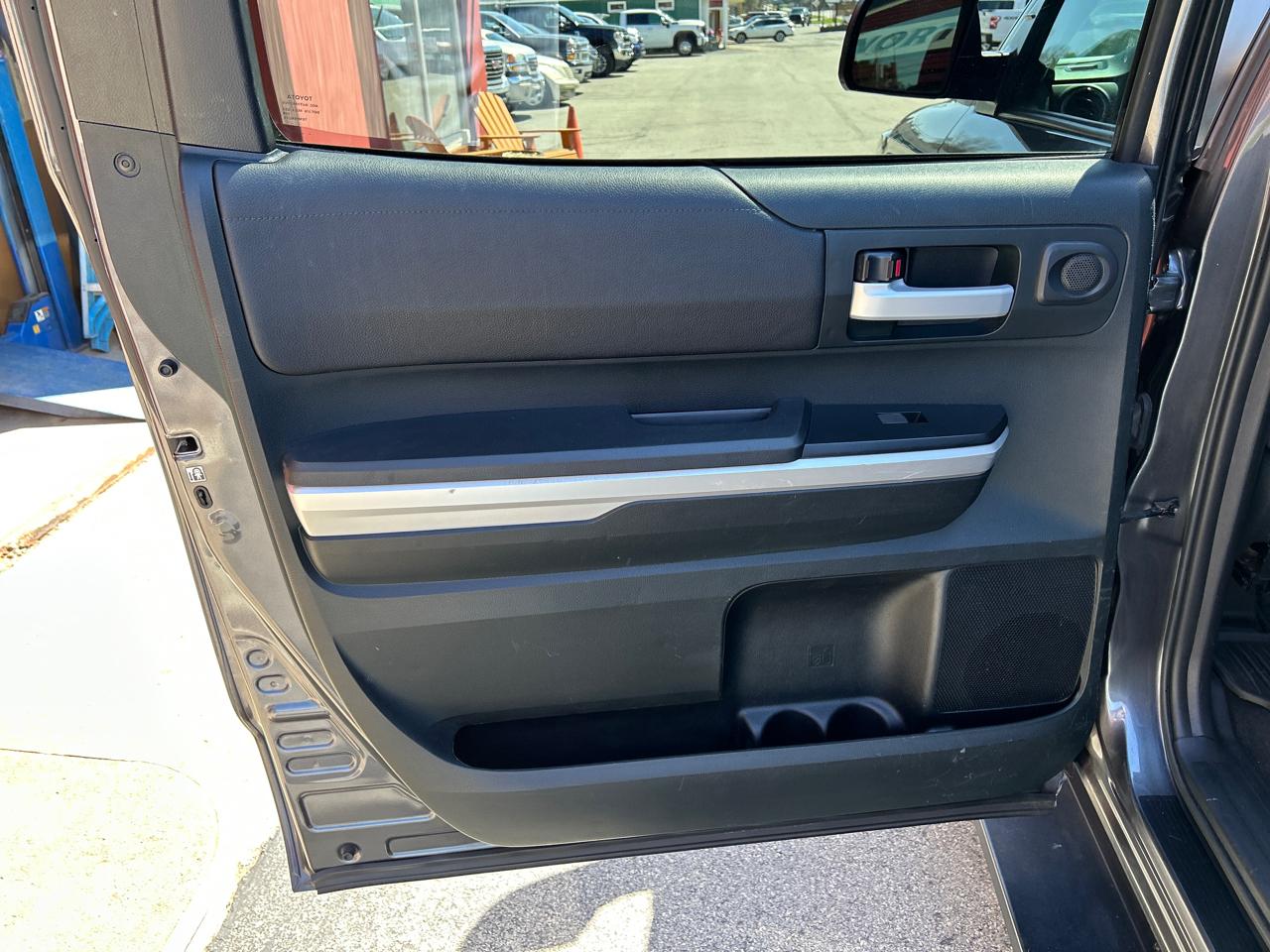 Toyota Tundra 4WD Truck CrewMax 5.7L FFV V8 6-Spd AT SR5 (Natl) 2016